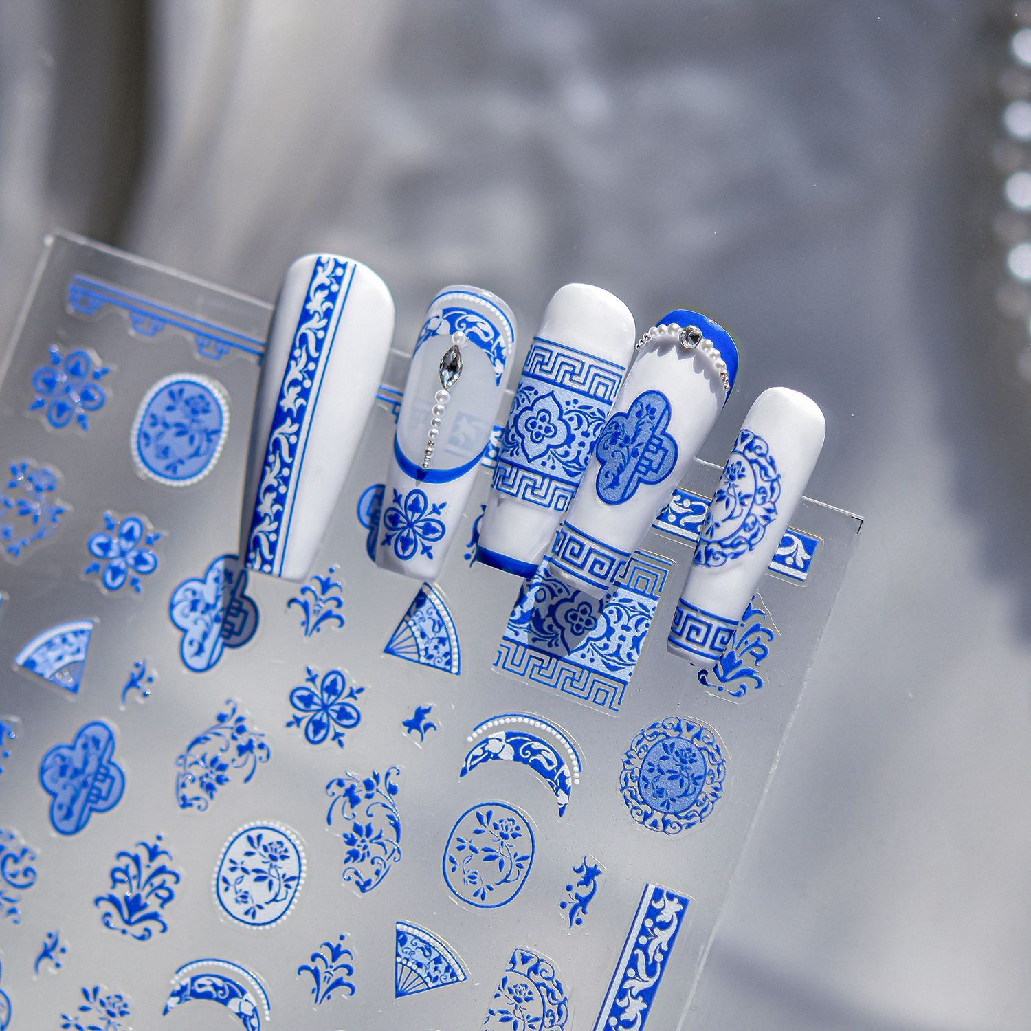 Traceless Blue White Porcelain - đánh giá và giá Nail Art Zelda